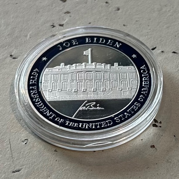 White House BIDEN Easter Blue Egg 2023 + Challenge Coin 46th President Rare Exc - Picture 2 of 4